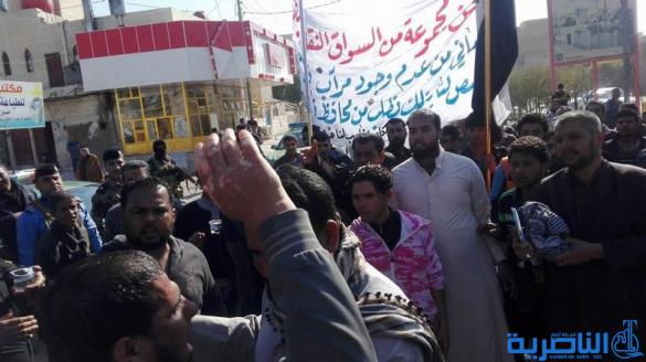 سائقوا الاجرة يتظاهرون للمطالبة بانشاء مراب للنقل وسط الناصرية - تقرير مصور -