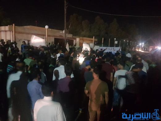 بالصور: متظاهرون يغلقون مقر شركة الخصخصة في قضاء الرفاعي