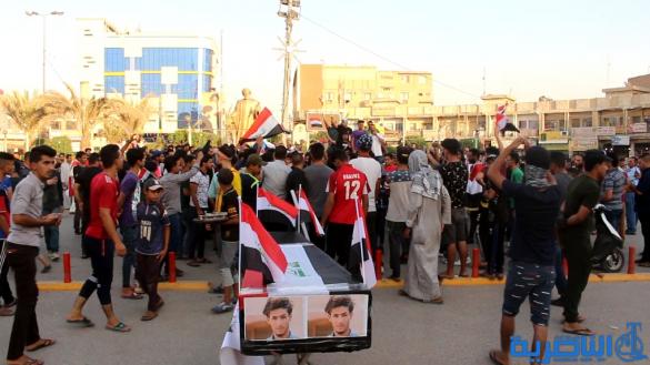 بالصور:العشرات في الناصرية يتظاهرون تضامنا مع اهالي البصرة