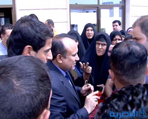 الاجراء اليوميون يتظاهرون امام دائرة الصحة للمطالبة باكمال اجراءات تعيينهم