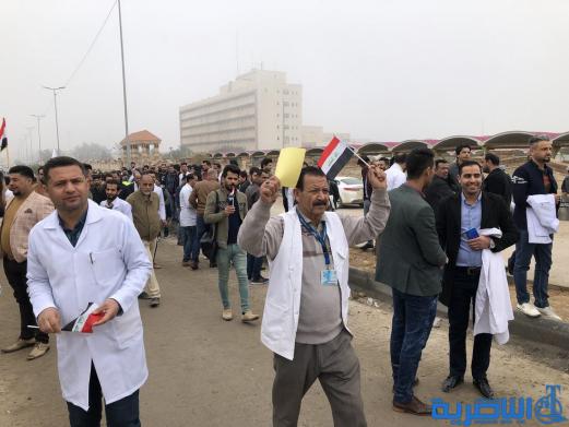 ذي قار :ذوو المهن الصحية يعتصمون احتجاجا على &quot;التسويف&quot; في تنفيذ مطالبهم 