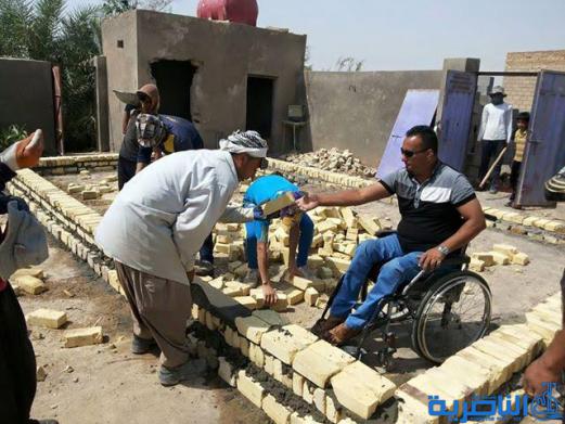 بالصور : مقعد على كرسي متحرك يتبنى حملة لبناء بيوت الشهداء في القلعة