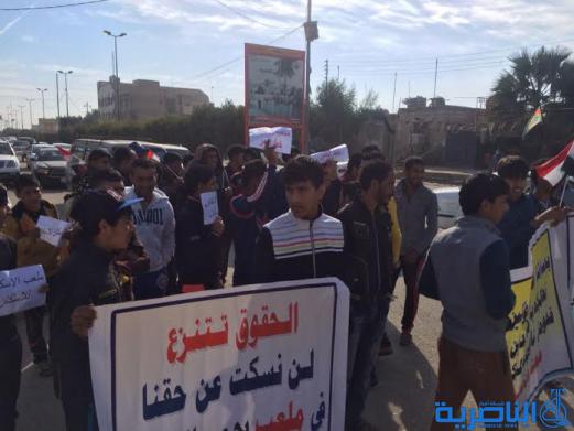  بالصور : رياضيون يتظاهرون في الناصرية ويهتفون ( الملاعب خط احمر )
