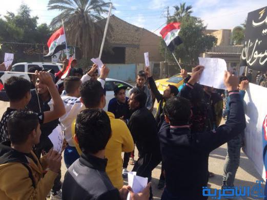  بالصور : رياضيون يتظاهرون في الناصرية ويهتفون ( الملاعب خط احمر )