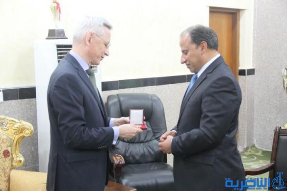 محافظ ذي قار يلتقي السفير الفرنسي ، والاخير يؤكد تصويت فرنسا لصالح ملف انضمام الاهوار والاثار للائحة التراث العالمي