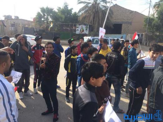  بالصور : رياضيون يتظاهرون في الناصرية ويهتفون ( الملاعب خط احمر )