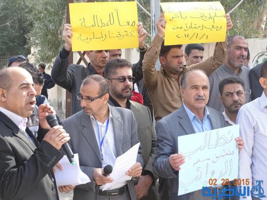  موظفون حكوميون ينظمون وقفة احتجاجية للمطالبة بتطبيق سلم الرواتب - تقرير مصور -