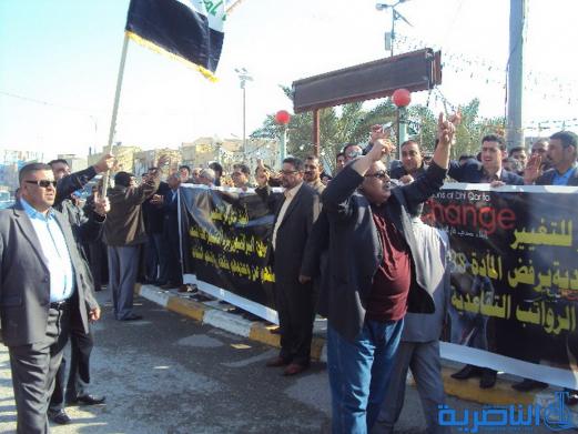 الناصرية تتظاهر للمطالبة بالغاء الرواتب التقاعدية للبرلمانيين – تقرير مصور –