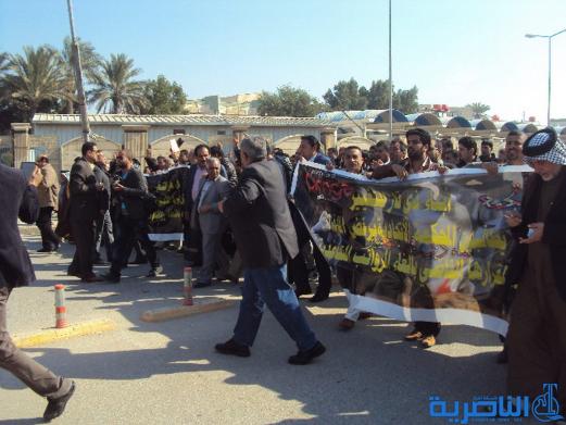 الناصرية تتظاهر للمطالبة بالغاء الرواتب التقاعدية للبرلمانيين – تقرير مصور –