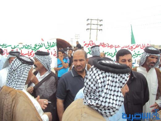 العشرات من اهالي قرى الفريحي غربي الناصرية يتظاهرون للمطالبة بالخدمات – تقرير مصور-