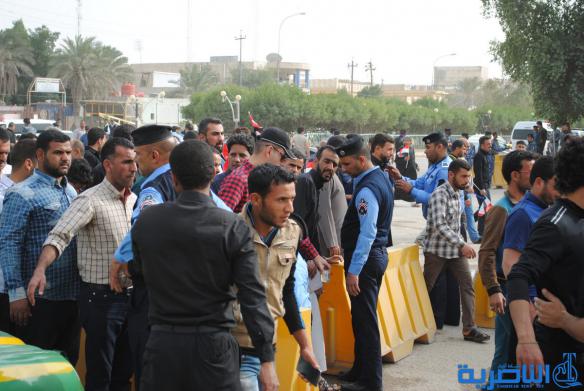 بالصور : الالاف يتجمعون امام مجلس ذي قار تنديدا بالفساد 