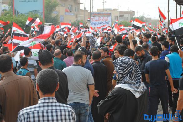 بالصور : الالاف يتجمعون امام مجلس ذي قار تنديدا بالفساد 