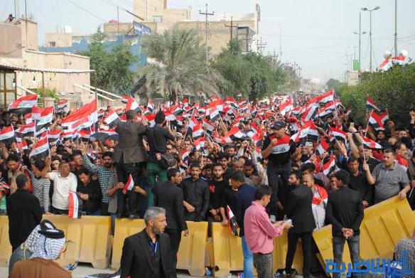 بالصور : الالاف يتجمعون امام مجلس ذي قار تنديدا بالفساد 