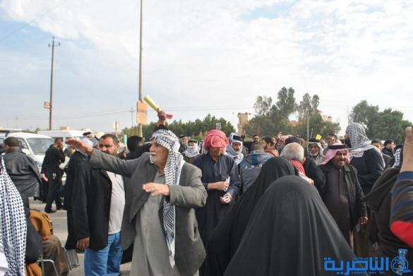 العشرات يتظاهرون في الناصرية احتجاجا على قطع اعانات الحماية الاجتماعية