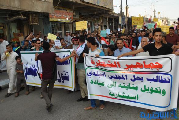 المئات من ابناء مدينة الشطرة يتظاهرون للمطالبة بحل المجلس البلدي وتوفير الخدمات - تقرير مصور - 