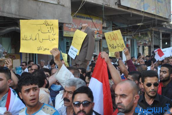 المئات من ابناء مدينة الشطرة يتظاهرون للمطالبة بحل المجلس البلدي وتوفير الخدمات - تقرير مصور - 