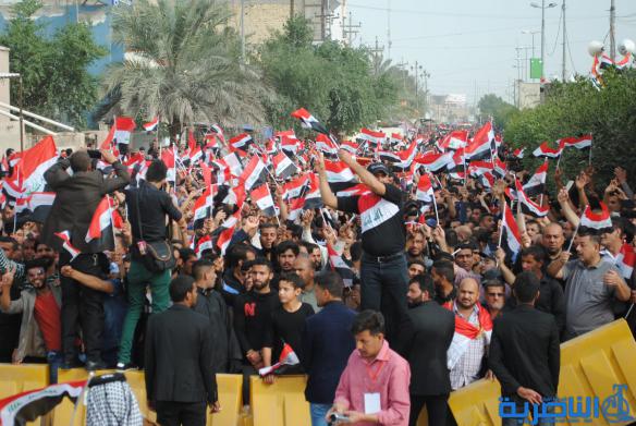 بالصور : الالاف يتجمعون امام مجلس ذي قار تنديدا بالفساد 