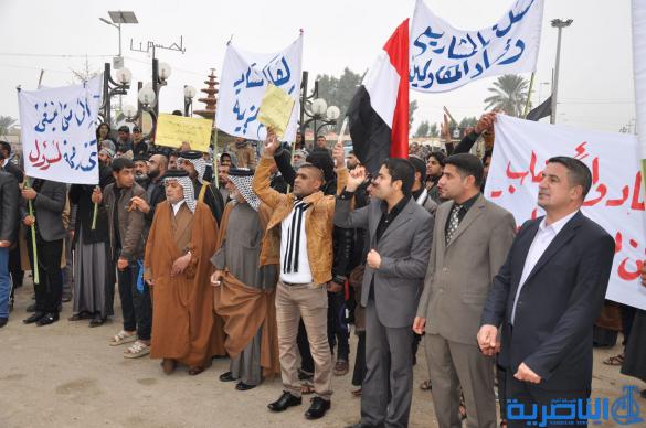 العشرات في الدواية يتظاهرون للمطالبة بإقالة قائممقام المدينة - تقرير مصور -