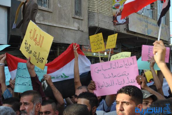 المئات من ابناء مدينة الشطرة يتظاهرون للمطالبة بحل المجلس البلدي وتوفير الخدمات - تقرير مصور - 