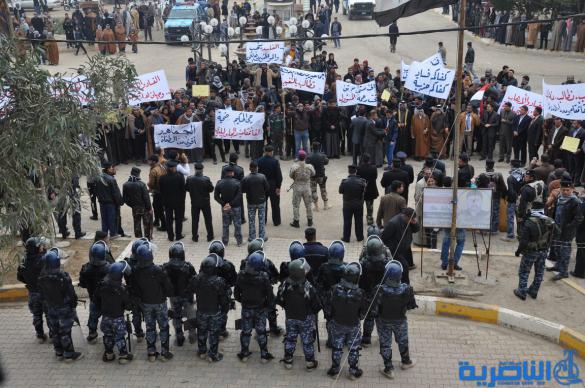 العشرات في الدواية يتظاهرون للمطالبة بإقالة قائممقام المدينة - تقرير مصور -