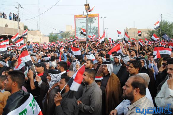 بالصور : الالاف يتجمعون امام مجلس ذي قار تنديدا بالفساد 