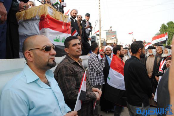 بالصور : الالاف يتجمعون امام مجلس ذي قار تنديدا بالفساد 