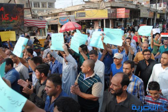 بالصور : المئات يتظاهرون في الشطرة بسبب تردي الواقع الخدمي