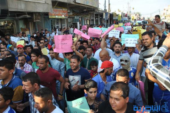 المئات من ابناء مدينة الشطرة يتظاهرون للمطالبة بحل المجلس البلدي وتوفير الخدمات - تقرير مصور - 
