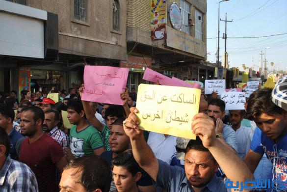 المئات من ابناء مدينة الشطرة يتظاهرون للمطالبة بحل المجلس البلدي وتوفير الخدمات - تقرير مصور - 