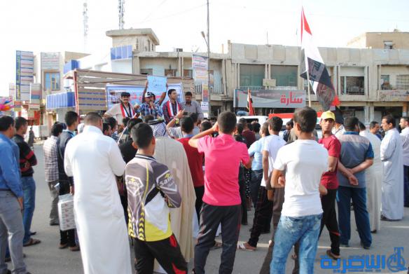 بالصور : العشرات يتظاهرون في الناصرية للمطالبات باصلاحات في العملية السياسية 