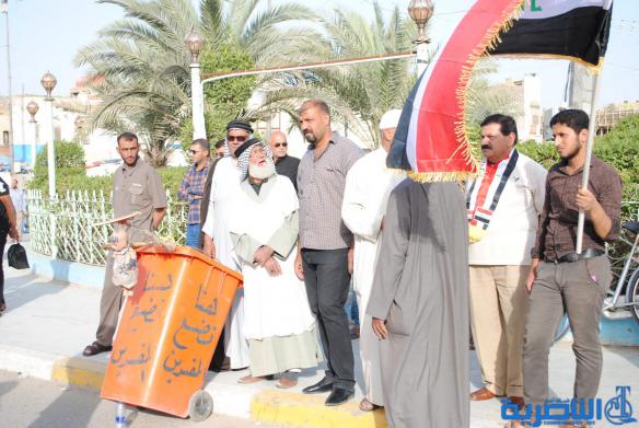 بالصور : العشرات يتظاهرون في الناصرية للمطالبات باصلاحات في العملية السياسية 