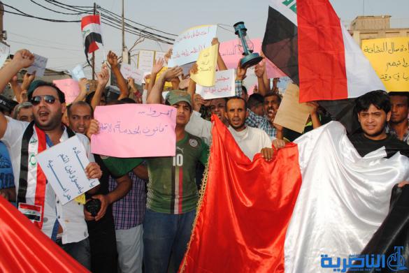 بالصور : المئات يتظاهرون في الشطرة بسبب تردي الواقع الخدمي