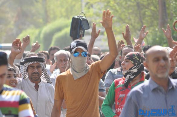 سواق الاجرة في الناصرية يتظاهرون للمطالب بانشاء مراب داخلي وسط المدينة - تقرير مصور -