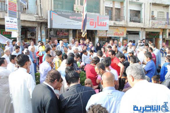 بالصور : العشرات يتظاهرون في الناصرية للمطالبات باصلاحات في العملية السياسية 