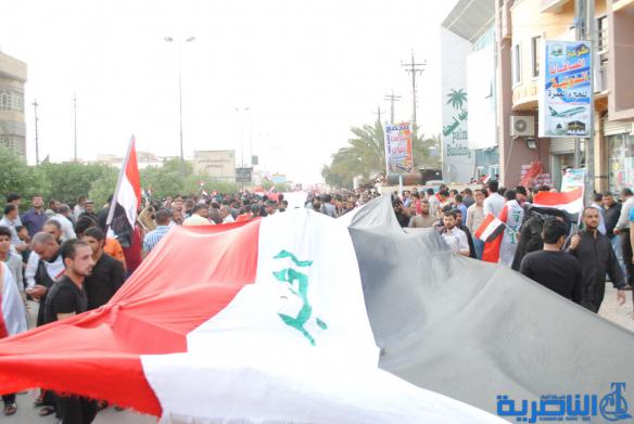 بالصور : الالاف يتجمعون امام مجلس ذي قار تنديدا بالفساد 