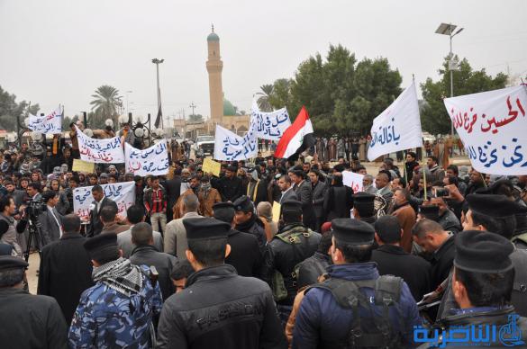 العشرات في الدواية يتظاهرون للمطالبة بإقالة قائممقام المدينة - تقرير مصور -