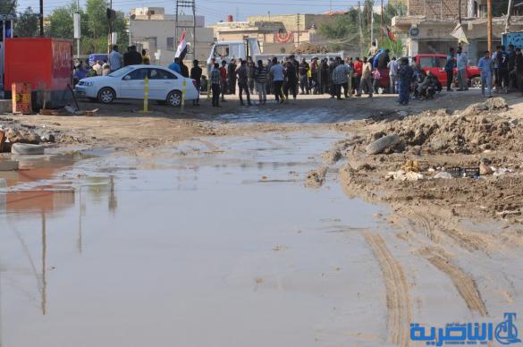 الناصرية : العشرات يتظاهرون في حي الشعلة احتجاجا على عمل الشركة المنفذة للمجاري – تقرير مصور -