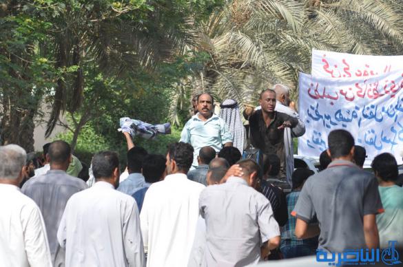 سواق الاجرة في الناصرية يتظاهرون للمطالب بانشاء مراب داخلي وسط المدينة - تقرير مصور -