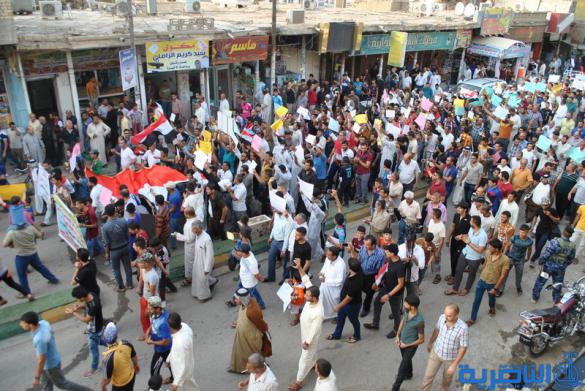 بالصور : المئات يتظاهرون في الشطرة بسبب تردي الواقع الخدمي