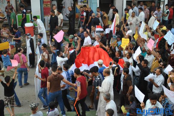 بالصور : المئات يتظاهرون في الشطرة بسبب تردي الواقع الخدمي
