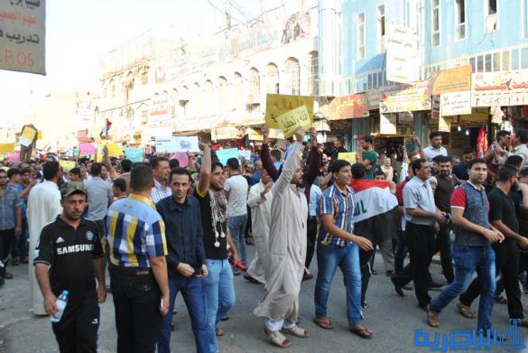 المئات من ابناء مدينة الشطرة يتظاهرون للمطالبة بحل المجلس البلدي وتوفير الخدمات - تقرير مصور - 