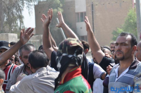 سواق الاجرة في الناصرية يتظاهرون للمطالب بانشاء مراب داخلي وسط المدينة - تقرير مصور -