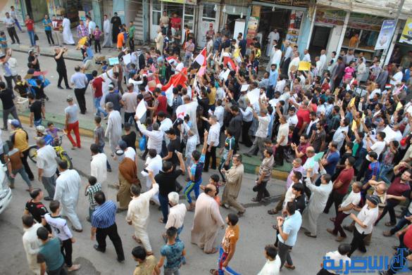 بالصور : المئات يتظاهرون في الشطرة بسبب تردي الواقع الخدمي