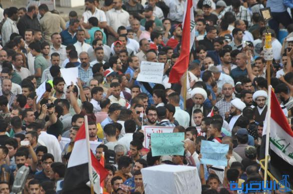 بالصور : الالاف يتظ