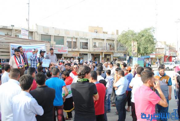 بالصور : العشرات يتظاهرون في الناصرية للمطالبات باصلاحات في العملية السياسية 