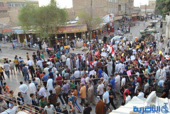 بالصور : المئات يتظاهرون في الشطرة بسبب تردي الواقع الخدمي