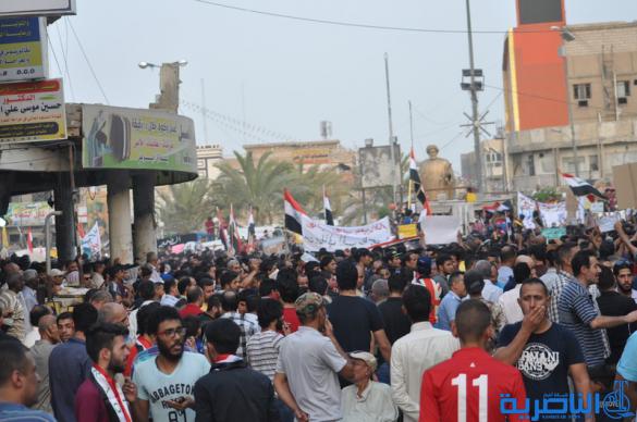 بالصور : الالاف يتظاهرون في الناصرية للجمعة الثانية على التوالي تنديدا بالفساد وسوء الخدمات