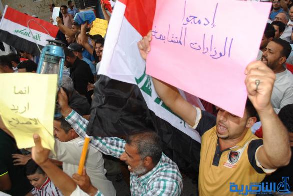 بالصور : المئات يتظاهرون في الشطرة بسبب تردي الواقع الخدمي