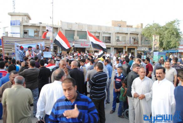 بالصور : العشرات يتظاهرون في الناصرية للمطالبات باصلاحات في العملية السياسية 