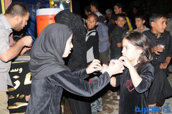 بالصور : اطفال الناصرية ينخرطون بمواكب العزاء ، بين خدام للحسين ، ومعزين 